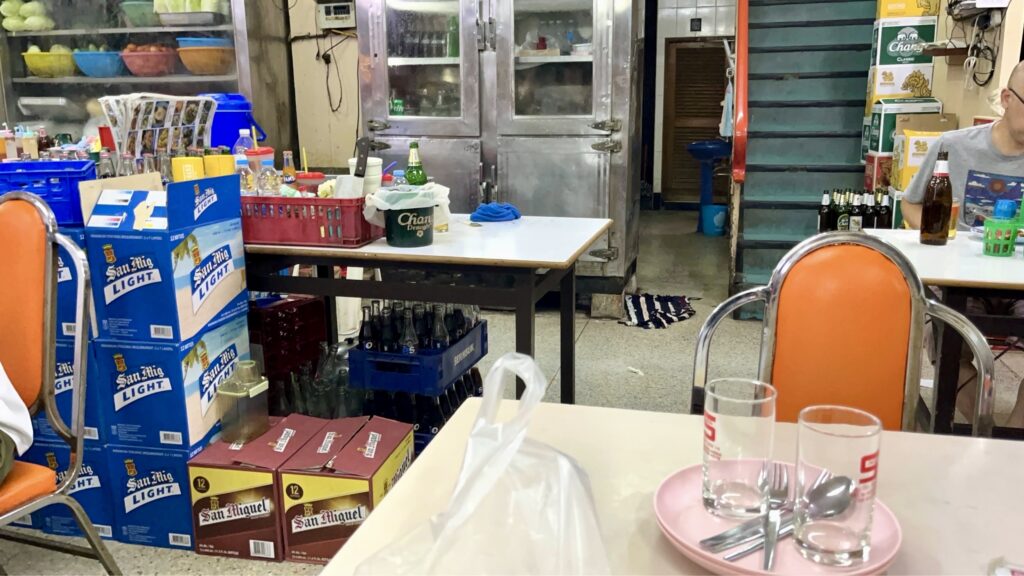 スダーレストランの店内、テーブルの奥にビールの箱が並ぶ
