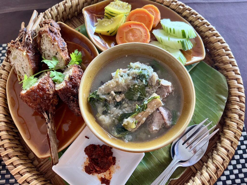 ラオス料理がカゴに守られている
