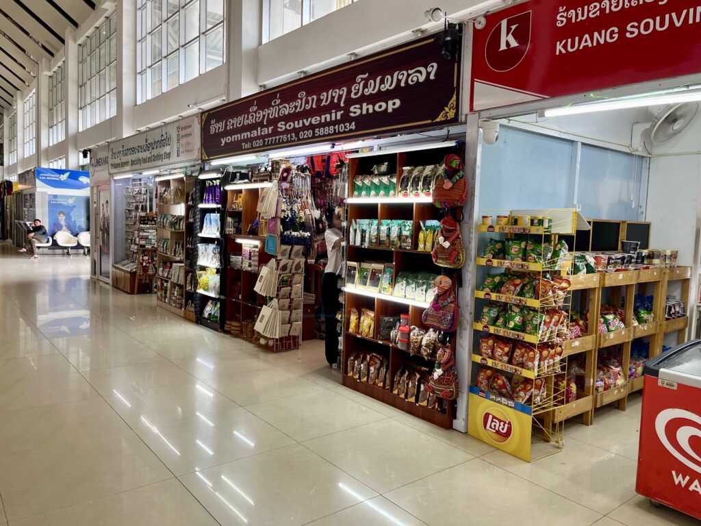 ルアンパバーン空港内の、ランドサイドのお土産屋さん
