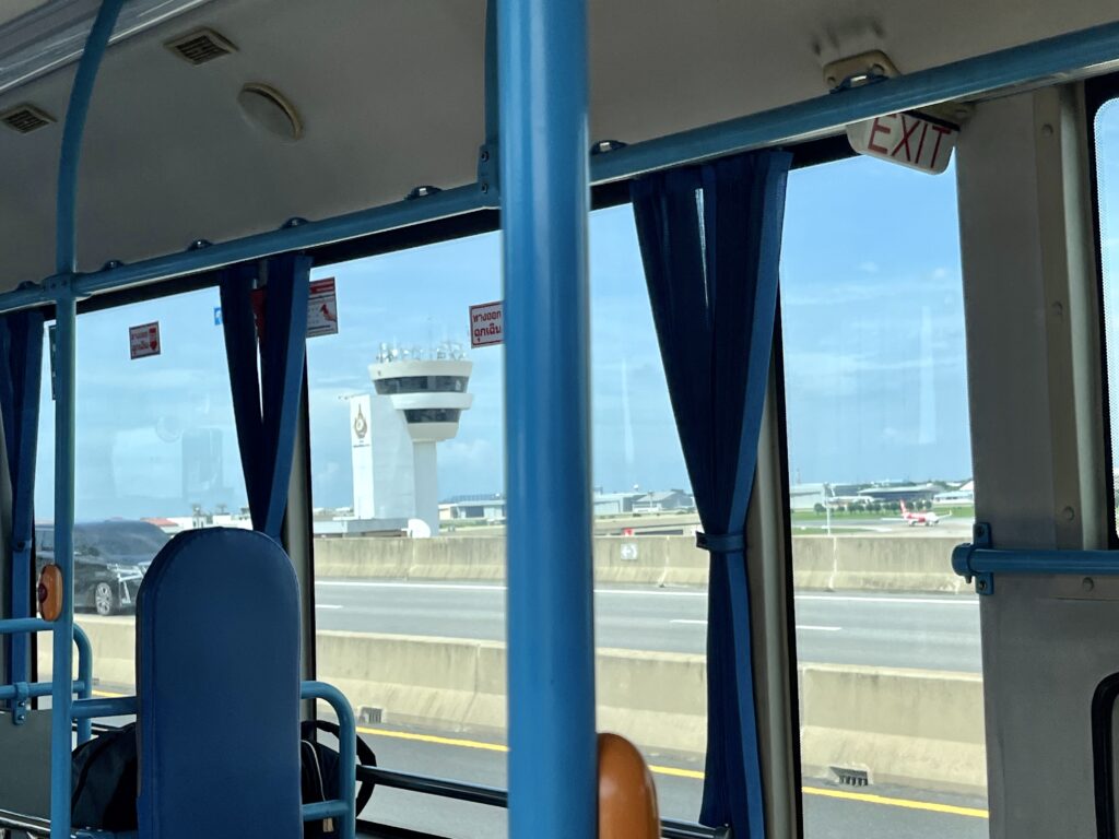 スワンナプーム〜ドンムアン空港間の無料シャトルバス内からドンムアン空港が見える