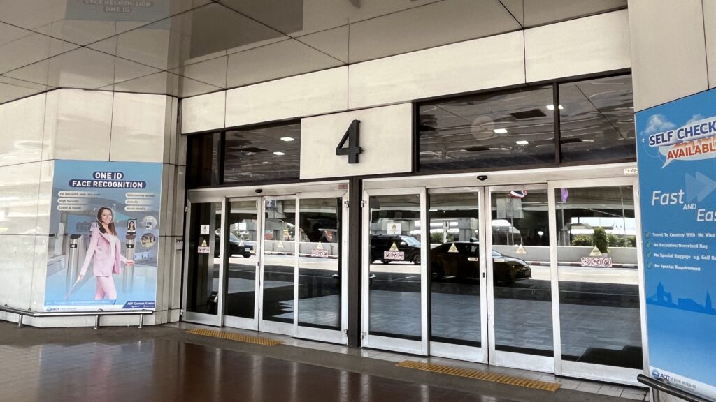 ドンムアン空港第1ターミナル4番出口、無料シャトルバスはここに到着