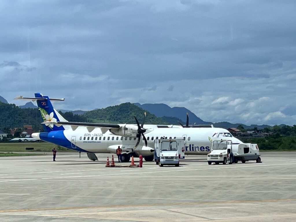 ルアンパバーン空港に停まっている、ラオス航空のプロペラ機