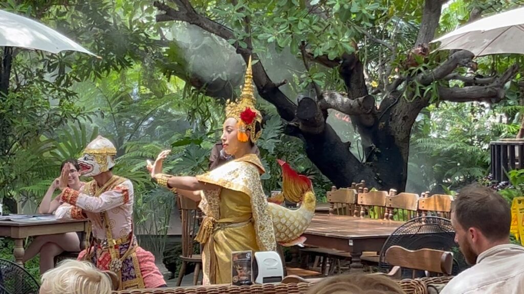 バーンスワンサトーンの中庭でのタイの民族舞踊のショー