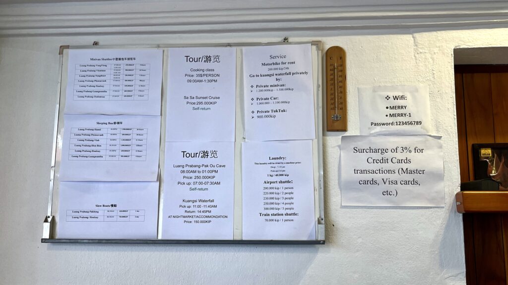 Merry Riverside Hotelのフロントに表示された価格表
