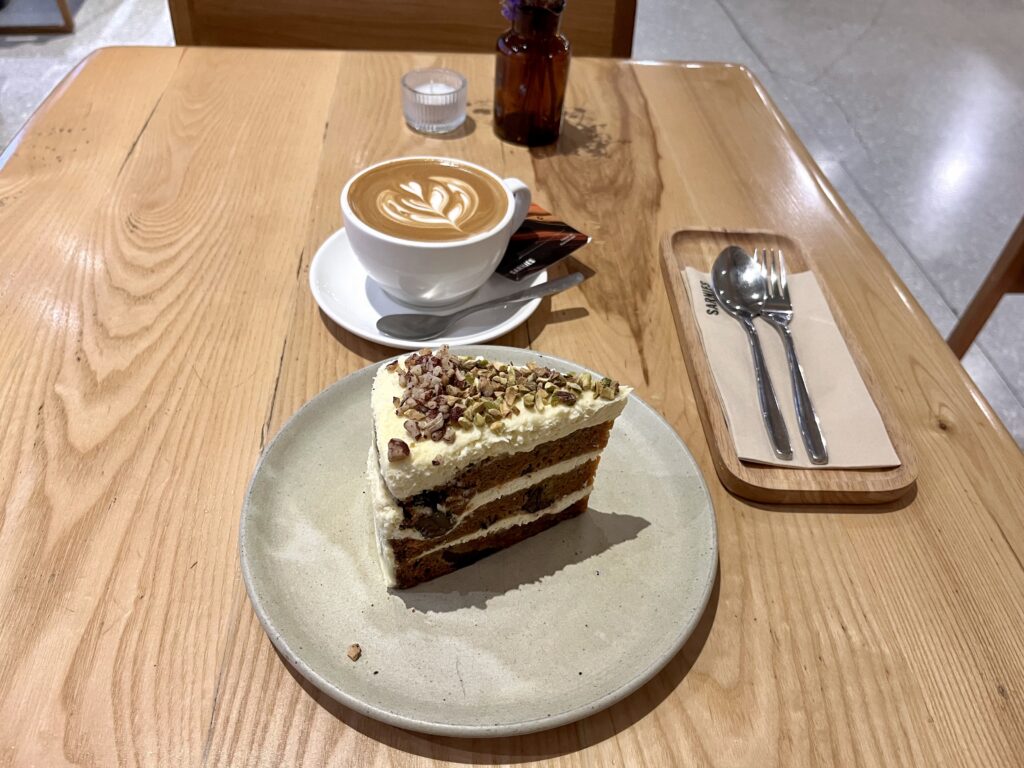 Sarnies Cafe Sukhumvitのホットカフェラテとキャロットケーキ