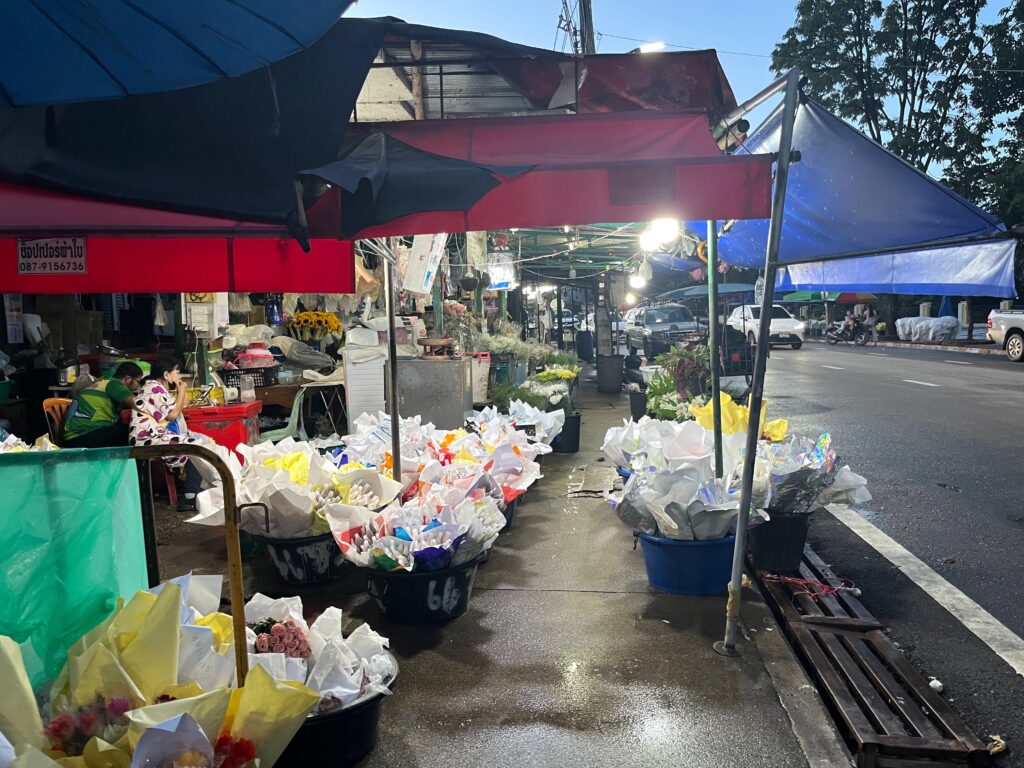 チェンマイ・ワロロートマーケット近くにある花市場、たくさんの花束が売られている