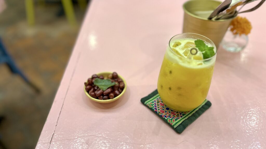 ルアンパバーンにあるBOUANG Asian Eateryの、コールドプレスジュース(イエロー)