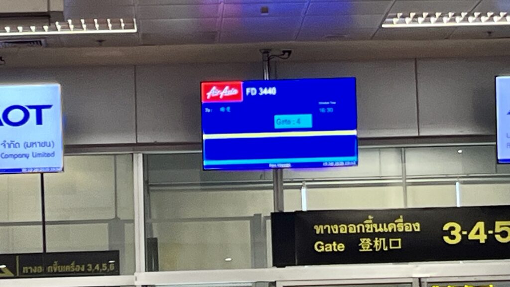 チェンマイ国際空港内の搭乗口4番にある電光掲示板