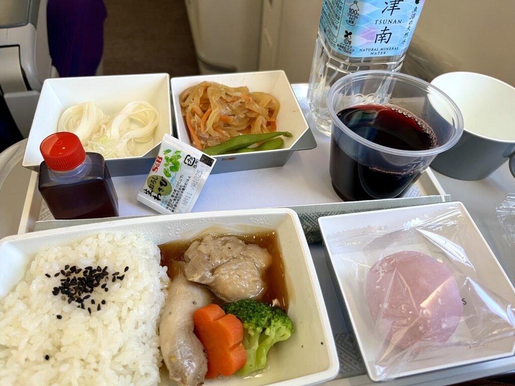 マレーシア航空の機内食、照り焼き・ご飯・そうめん・大福などが並ぶ