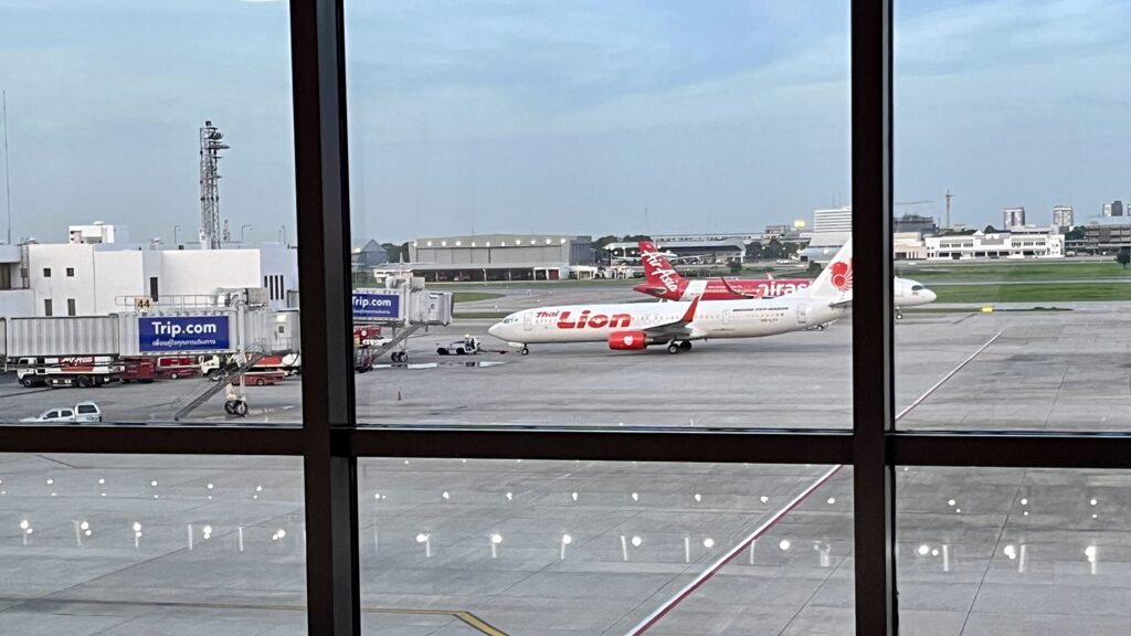 ドンムアン空港に停まっているライオンエアの飛行機、室内から撮影
