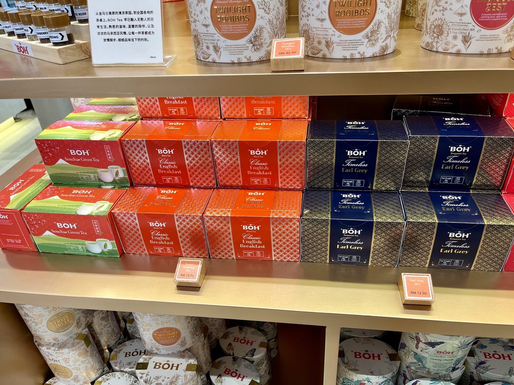 スルタン・アブドゥル・サマド・ビル内の店内で陳列されているBOHティー（紅茶）