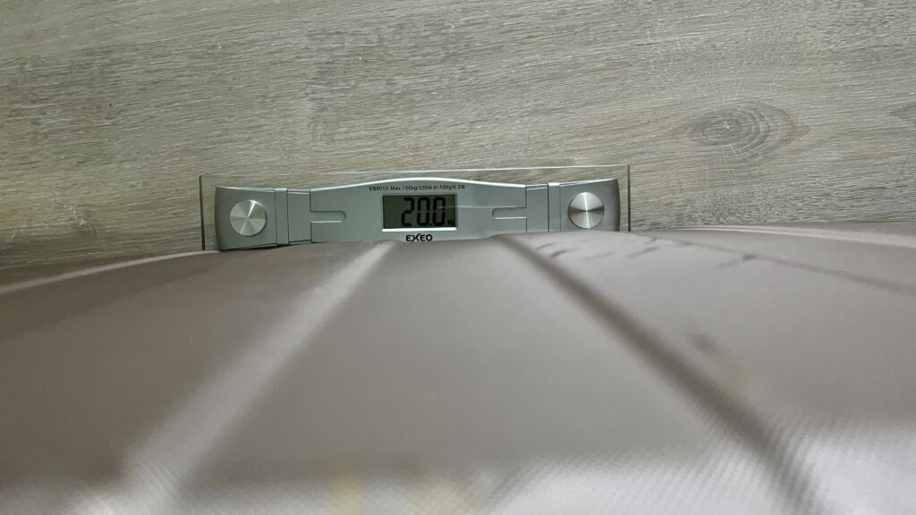 スーツケースを計量し、20kgと表示されている