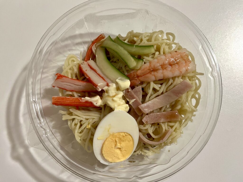 盛り付けしたセブンイレブンの冷やし中華