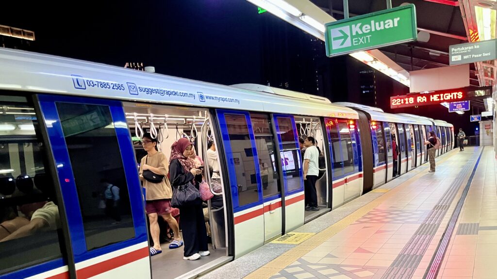 クアラルンプールを走る列車、ホームから撮影