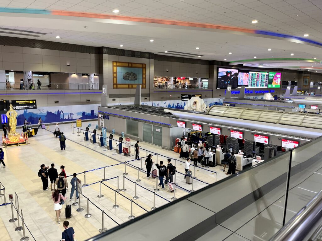 ドンムアン空港内、チェックインカウンターを2階から撮影