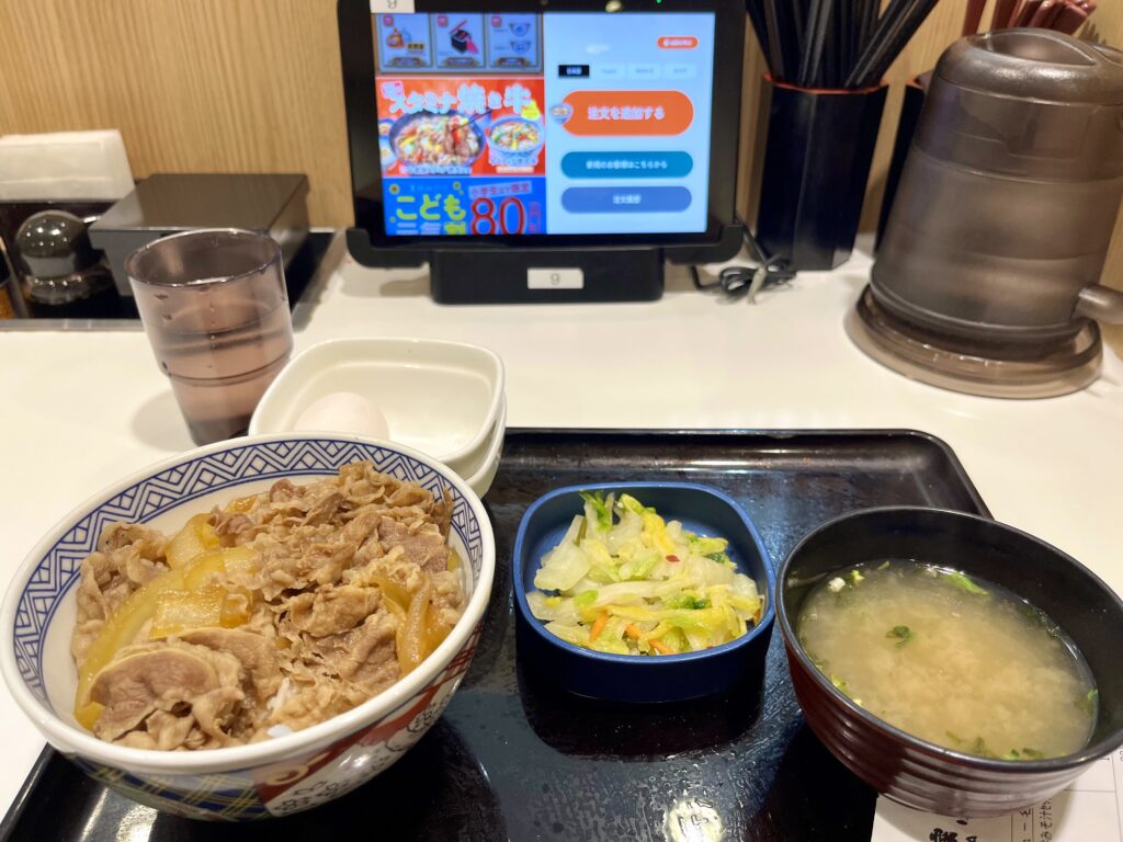 成田国際空港内の吉野家の、牛丼とおしんこ、味噌汁、卵が並ぶ