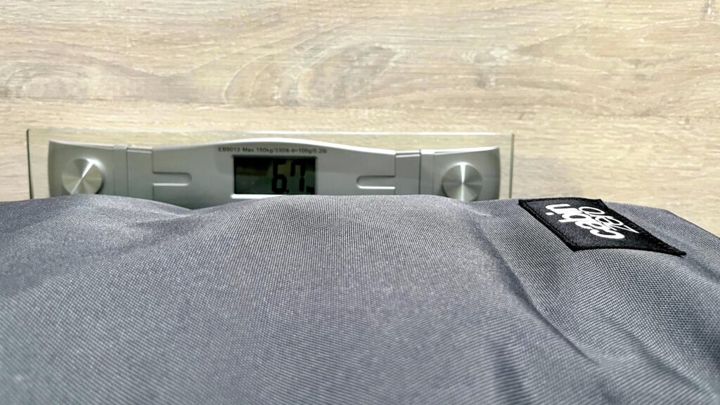 バックパックを計量し、6,7kgと表示されている