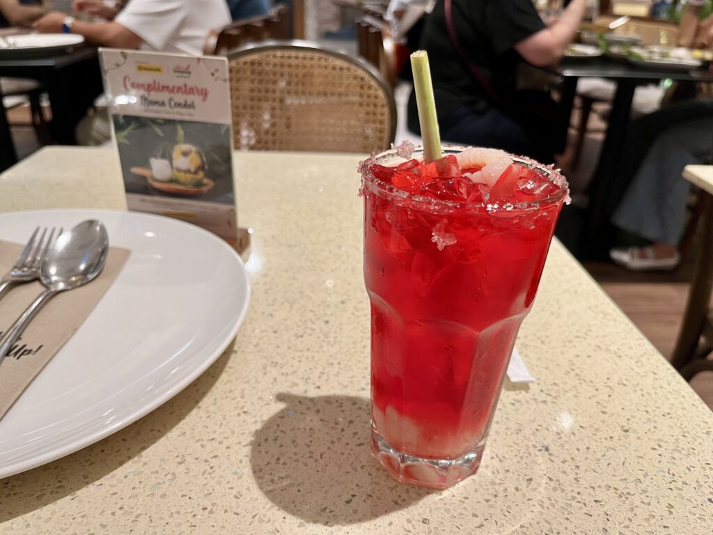 鮮やかな赤のLYCHEE LIME & ROSEが、テーブルに置かれている