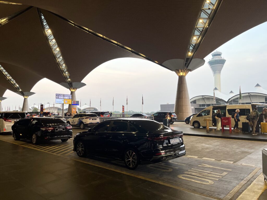 クアラルンプール国際空港のタクシー降り場、何台も車が停まっている
