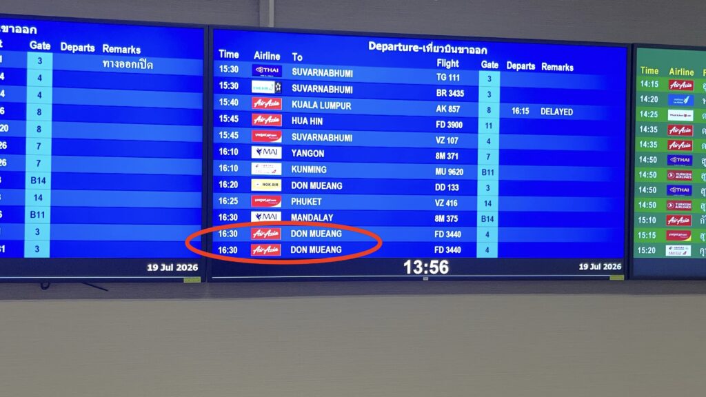 チェンマイ国際空港内の電光掲示板
