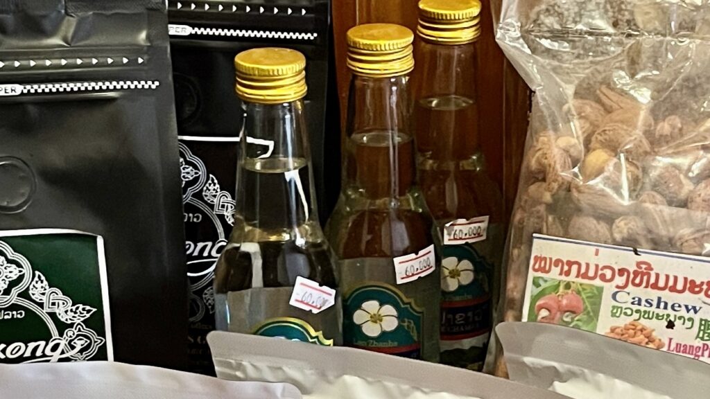 中央3本がラオラオ、その他コーヒー豆のバックやカシューナッツが並ぶ