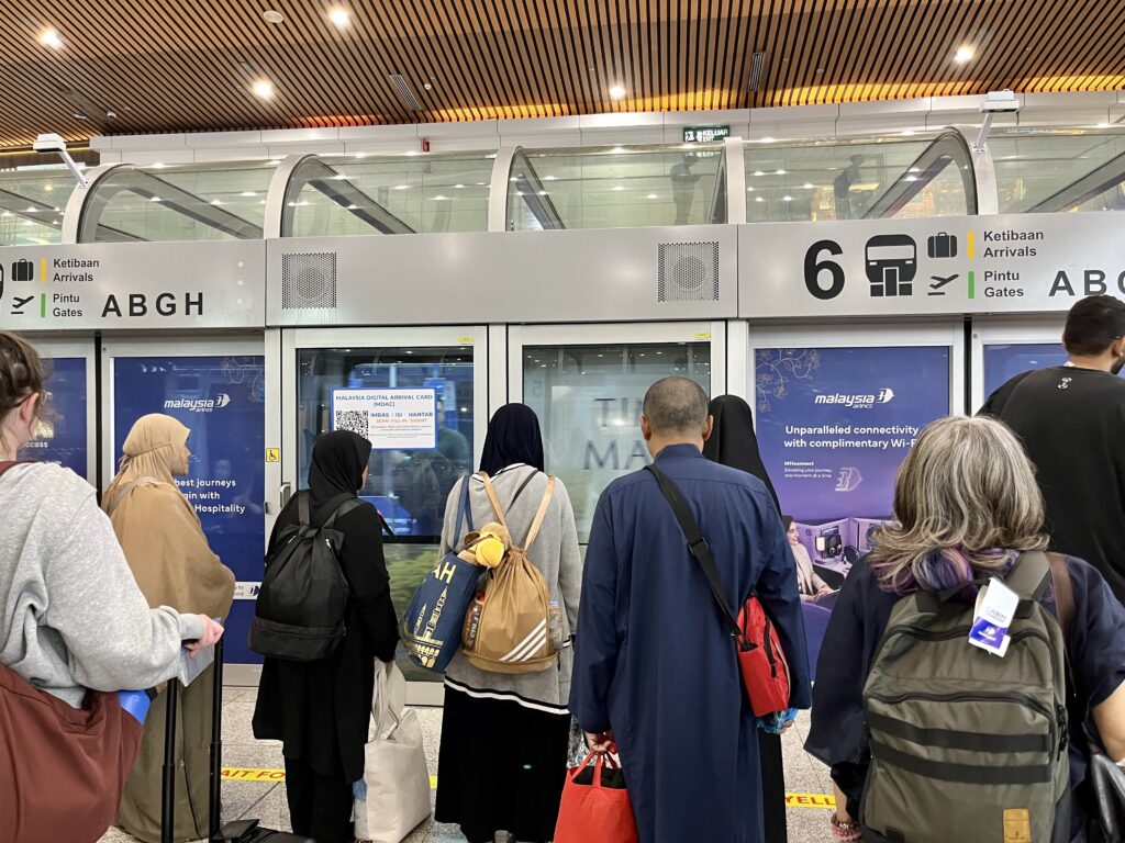 クアラルンプール国際空港内のシャトルレイル、多くの人が並ぶ