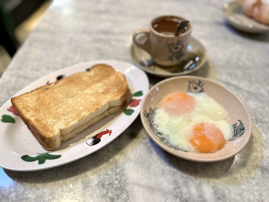 何九海南茶店/ホーカオ・ハイナン・コピティアム（Ho Kow Hainam Kopitiam）のカヤトーストと半熟卵