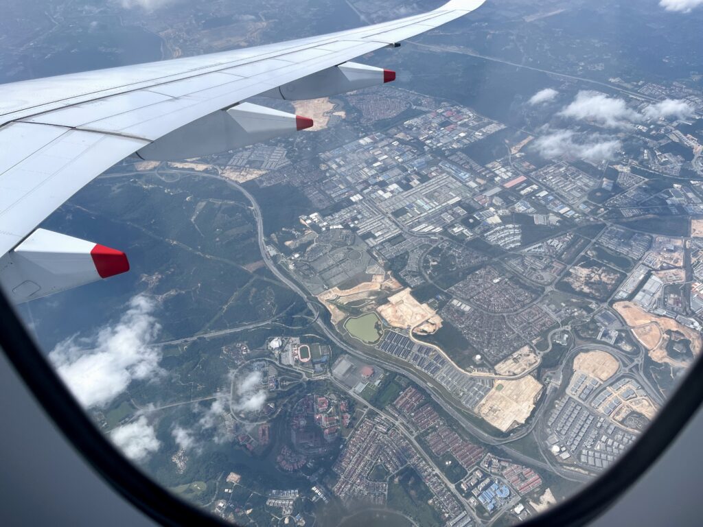 マレーシア航空の機内からのぞむクアラルンプールの街並み