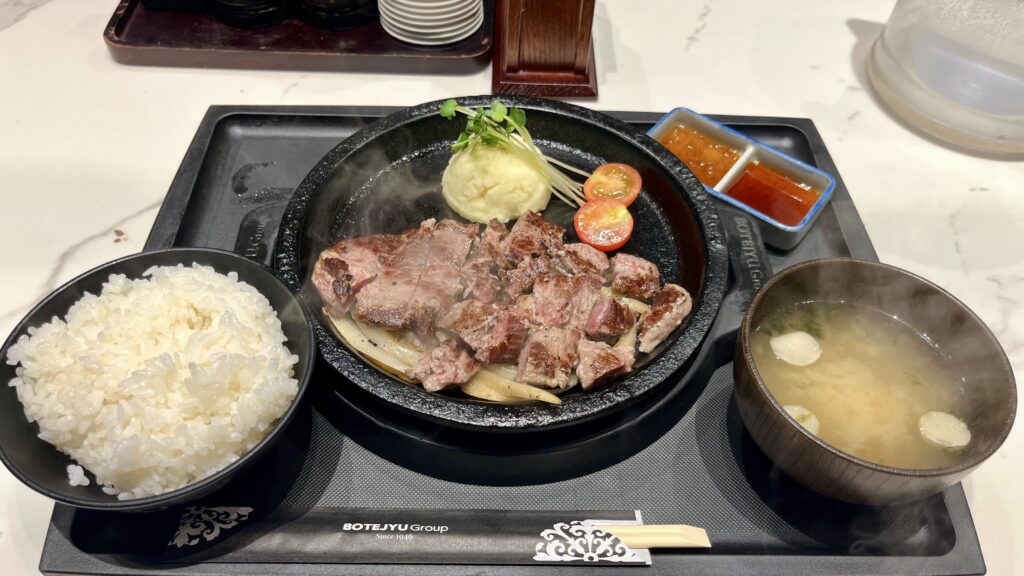 成田国際空港第2ターミナルのフードコートの鉄板焼 道頓堀 くり田(Teppanyaki Dotonbori Kurita)で提供されるステーキセット