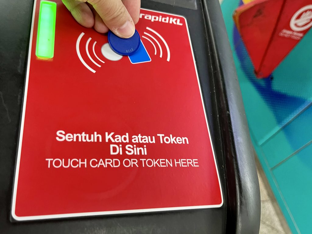 クアラルンプール市内のMRT(地下鉄)構内の改札口、トークンをタッチしている様子