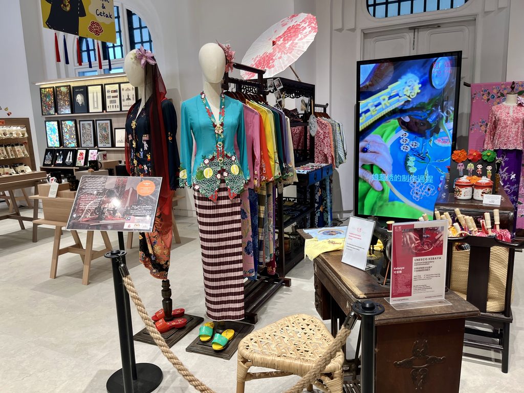 スルタン・アブドゥル・サマド・ビル内の店内、たくさんの民族衣装が並ぶ