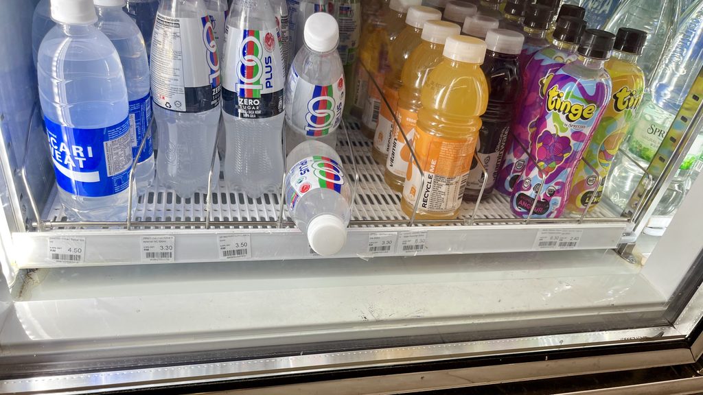クアラルンプール市街のセブンイレブンの店内、冷蔵庫に陳列する100PLUS