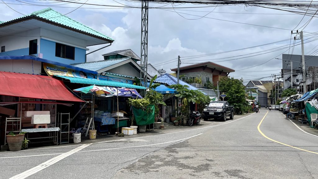 チェンマイの住宅街、道路の左脇に小さな商店が開いている