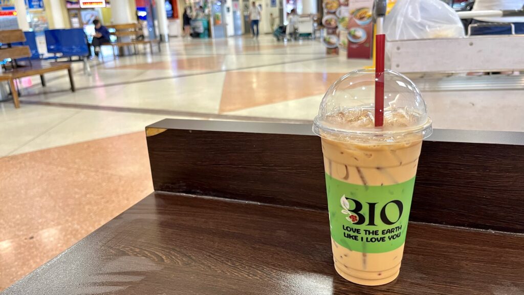 チェンマイ国際航空のカフェのアイスカフェラテ