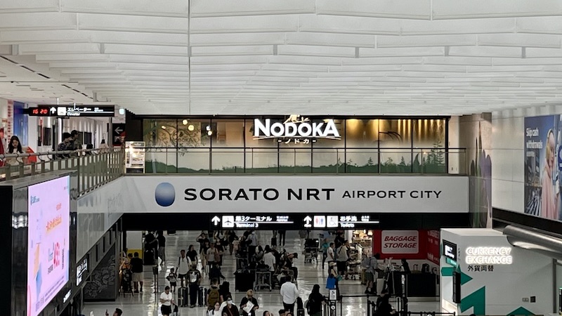 正面から撮られた第2ターミナル2階にあるエアポートカフェ NODOKA 成田国際空港