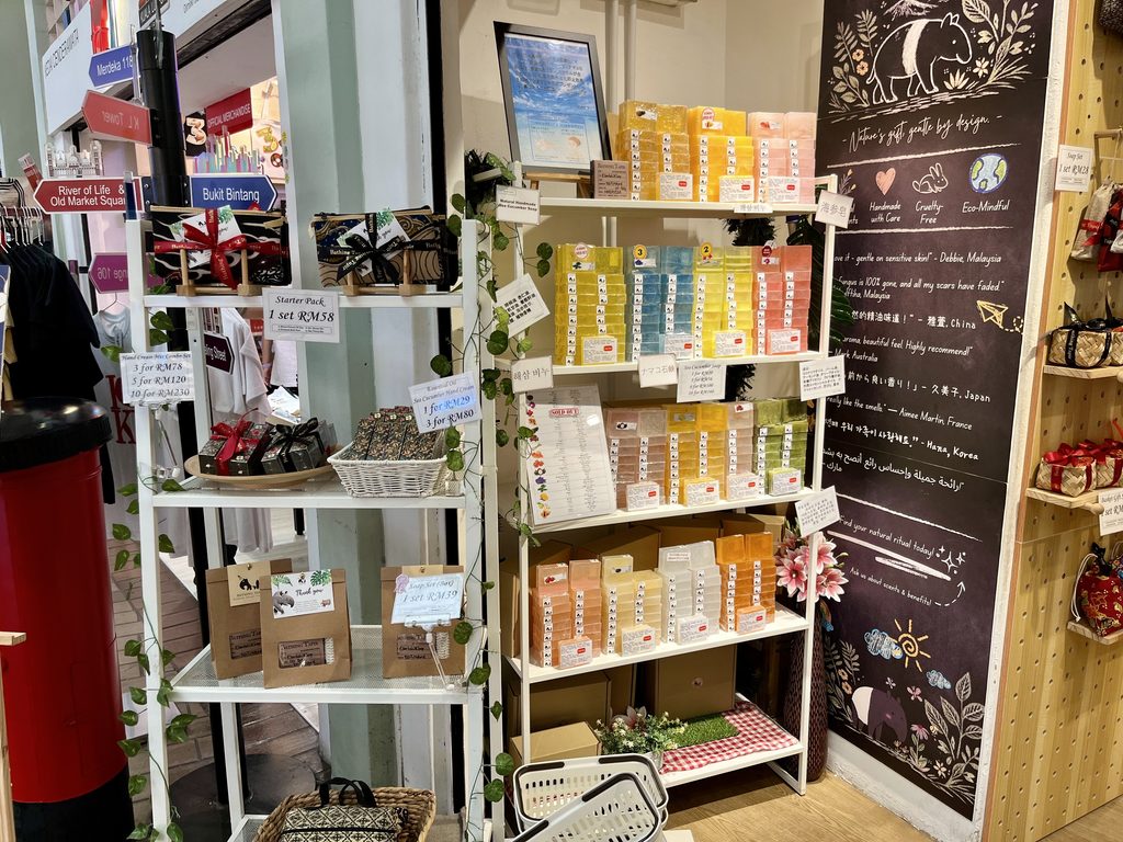 クアラルンプール・セントラルマーケット内のBathing Tapirの店先に陳列されたナマコ石鹸