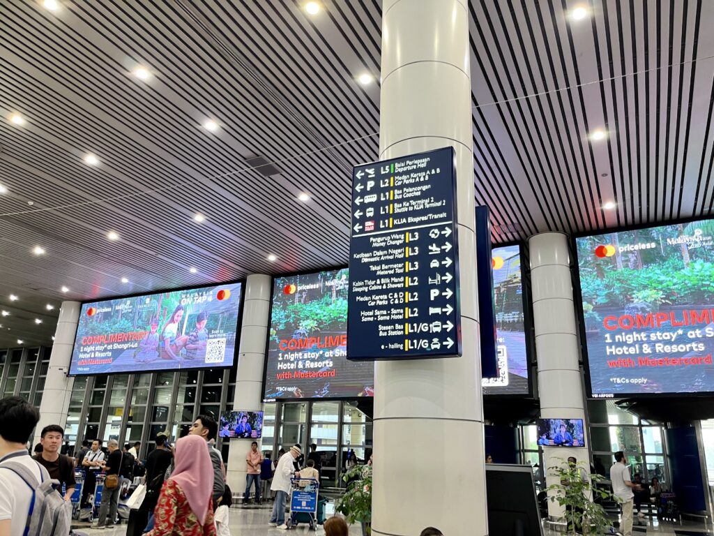 クアラルンプール国際空港の出国ゲートを出たところ、多くの観光客が行き交う