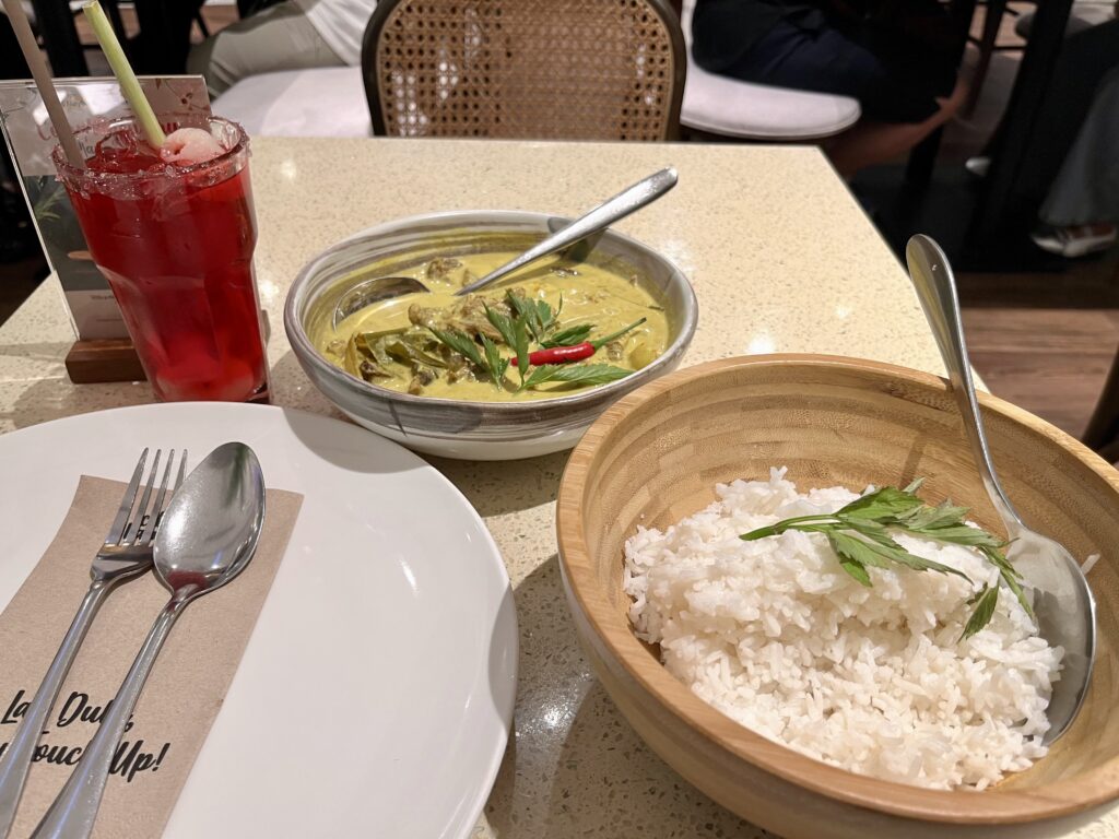 Cili KampungのMASAK LOMAK BEEFとライス、LYCHEE LIME & ROSEがテーブルに並ぶ