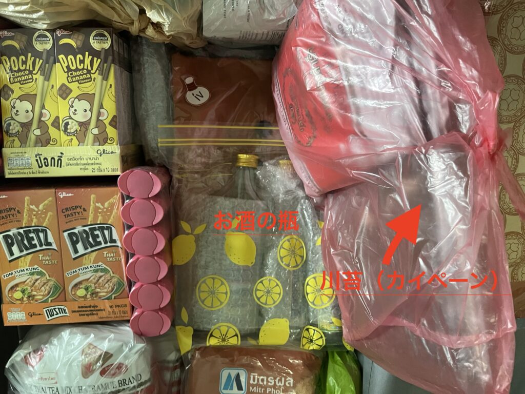 スーツケースの中身、
お酒の瓶はパジャマの間に挟み、その上に川苔の袋を置く