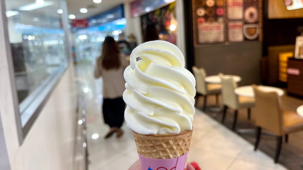 マクロ(Makro)でアイスクリームを購入、手で持っている