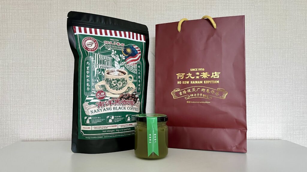 何九海南茶店/ホーカオ・ハイナン・コピティアム（Ho Kow Hainam Kopitiam）で販売しているHOKOW NANYANG BLACK COFFEE（南洋ブラックコーヒー）とHOKOW PANDAN KAYA（パンダンカヤジャム）
