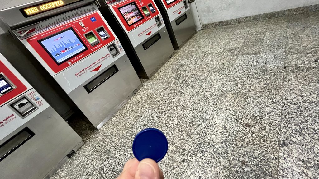 クアラルンプール市内のMRT(地下鉄)の自動券売機と青いトークン