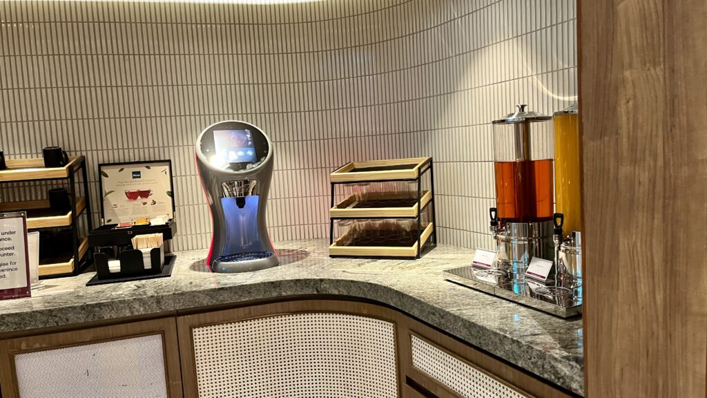 クアラルンプール国際空港のPlaza Premium Loungeにあるドリンクコーナー