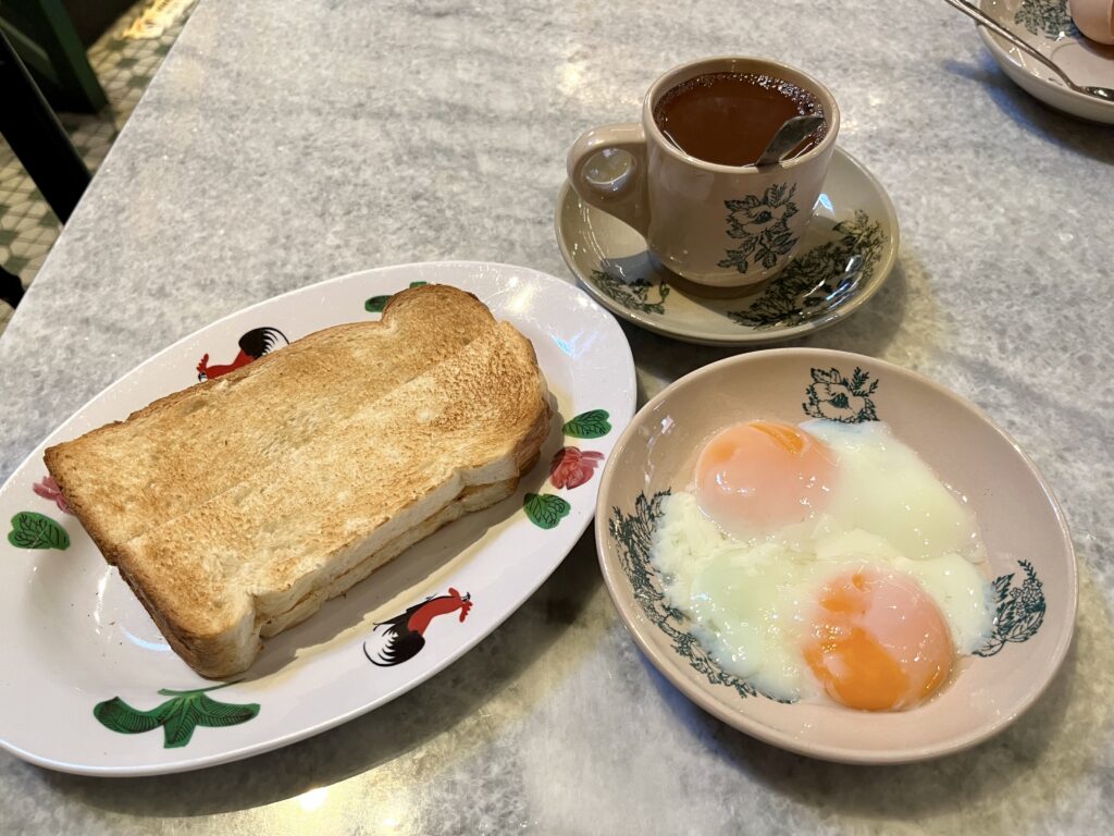 何九海南茶店（ホウ・コウ・ハイナム・コピティアム）で提供されるカヤトーストと半熟卵、何九海南茶