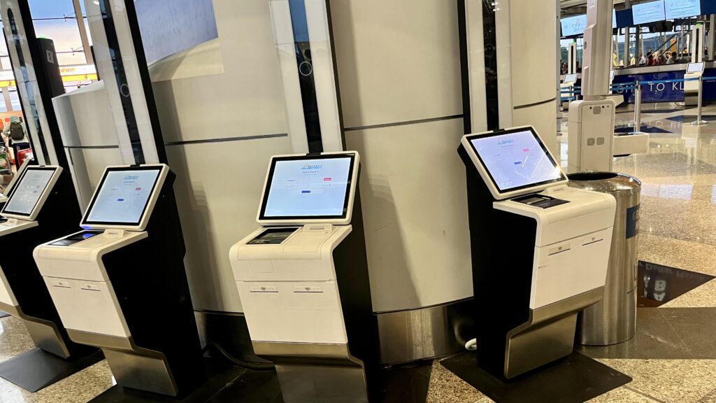 クアラルンプール国際空港のセルフチェックイン機が数台並ぶ