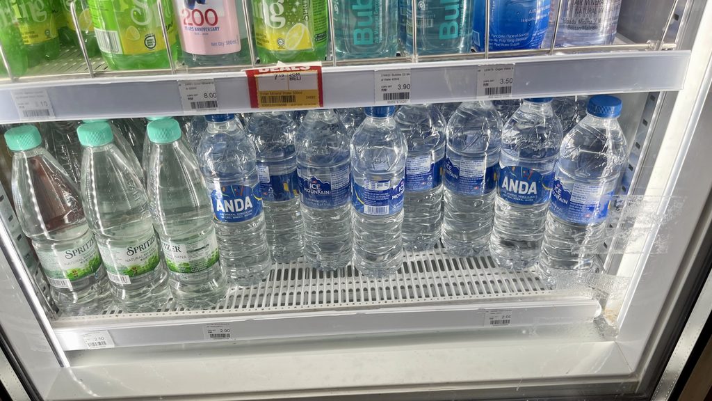 クアラルンプール市街のセブンイレブンの店内、冷蔵庫に陳列するボトルウォーター