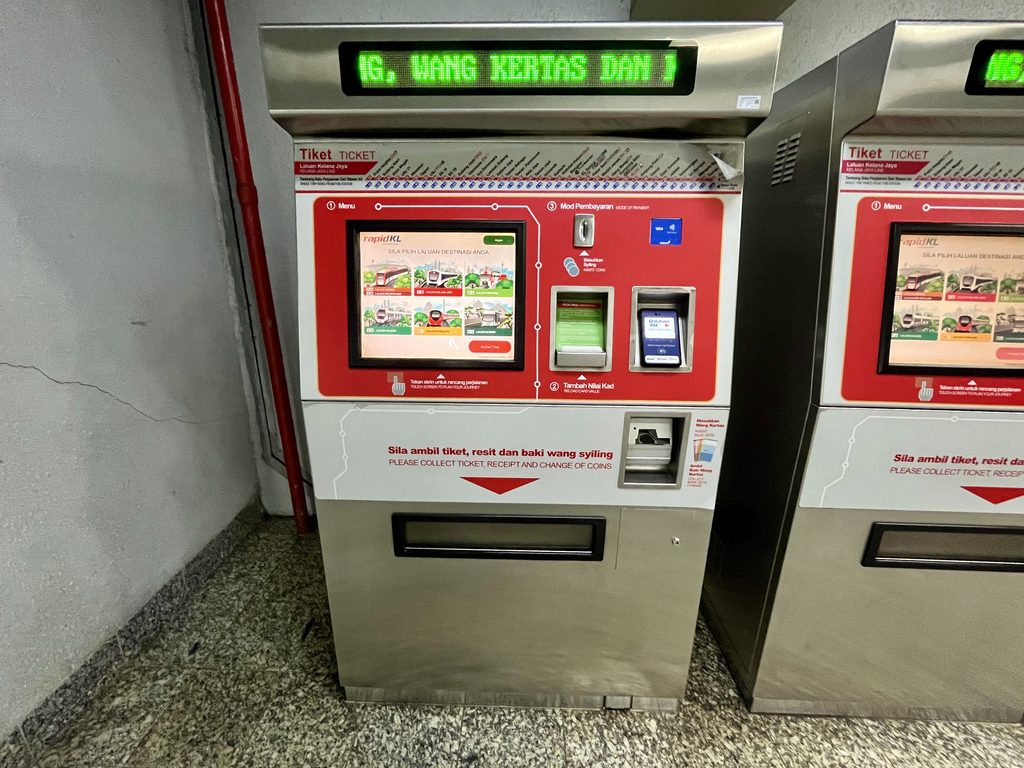クアラルンプール市内のMRT(地下鉄)構内の自動券売機