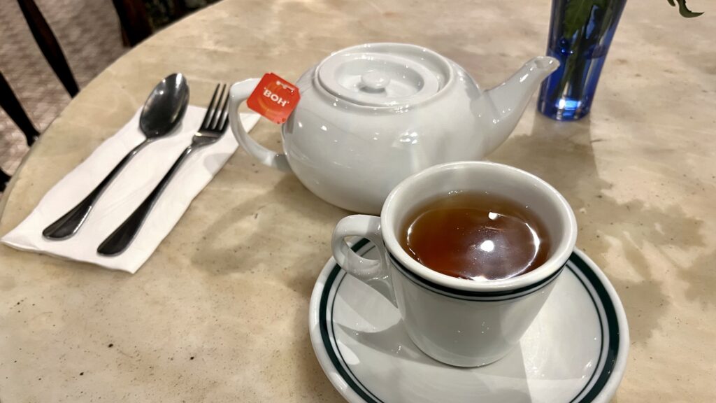 Warong Old China 店内のテーブルにBOHのアールグレイティーがセットされている