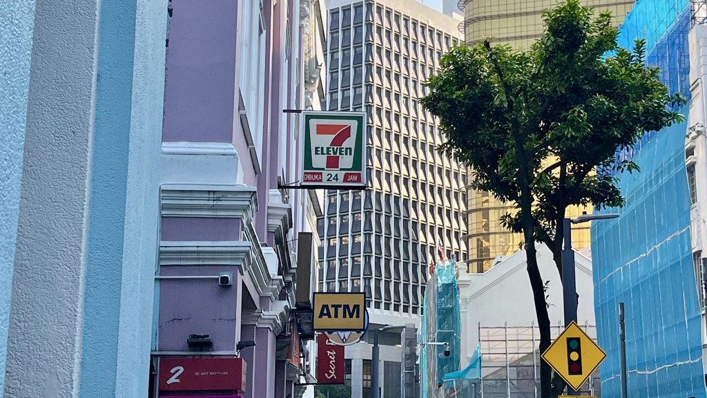 クアラルンプール市街に掲げられたセブンイレブンの看板