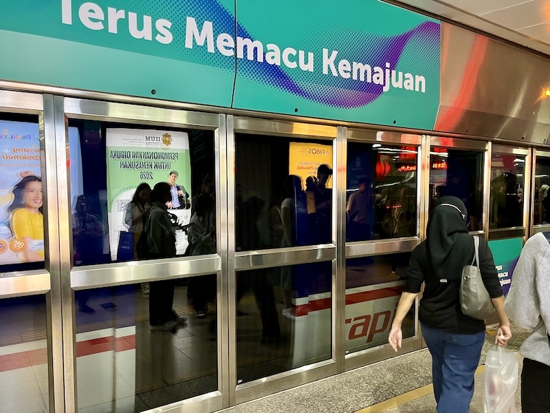 クアラルンプール市内のMRT(地下鉄)のプラットホーム